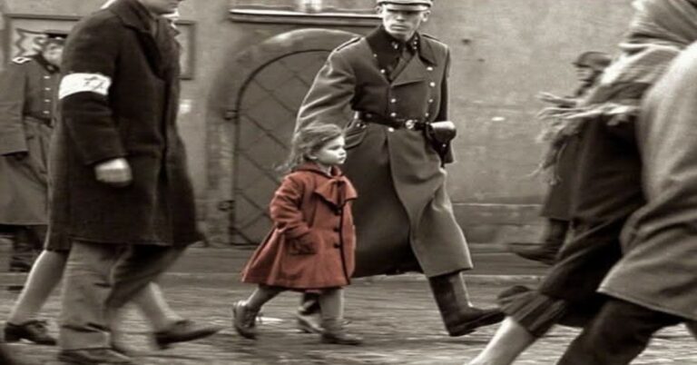 En la foto, una escena del fime donde se ve la chica del abrigo rojo