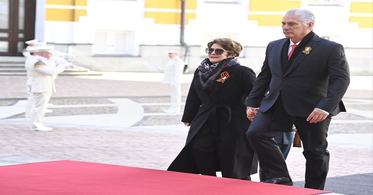 En la foto, la pareja presidencial cubana en Moscú