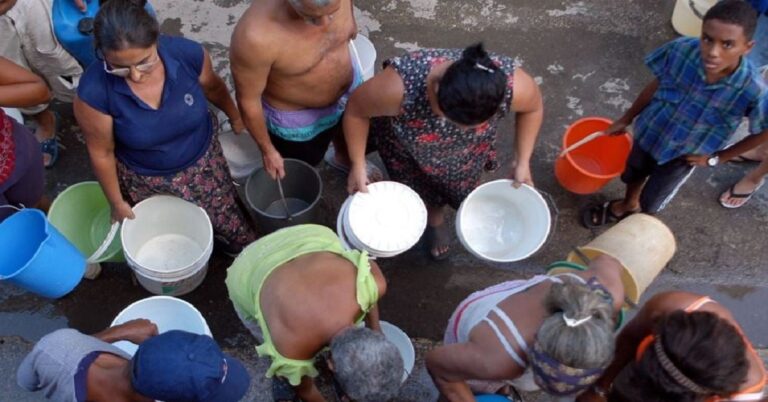 En la foto, cola para el agua en Cuba