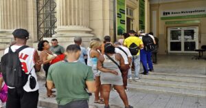 En la foto, cola para un banco en Cuba