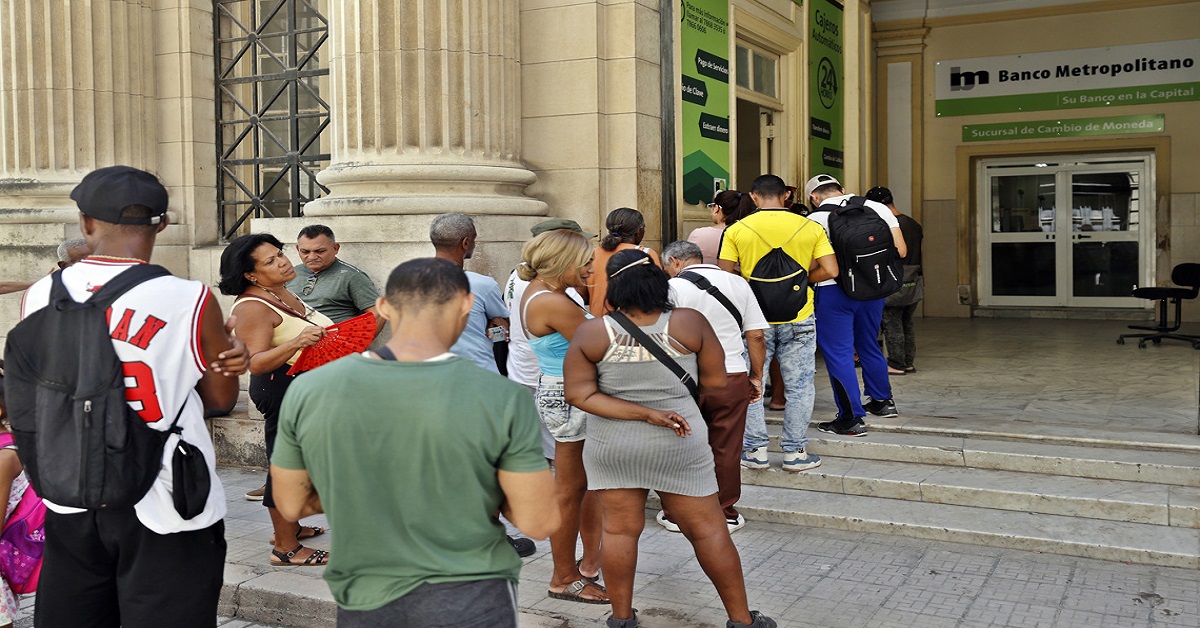 En la foto, cola para un banco en Cuba