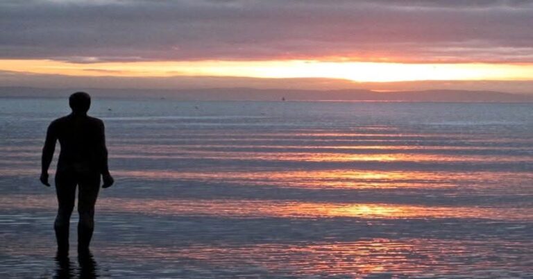 En la foto, un ahmbre ante el mar
