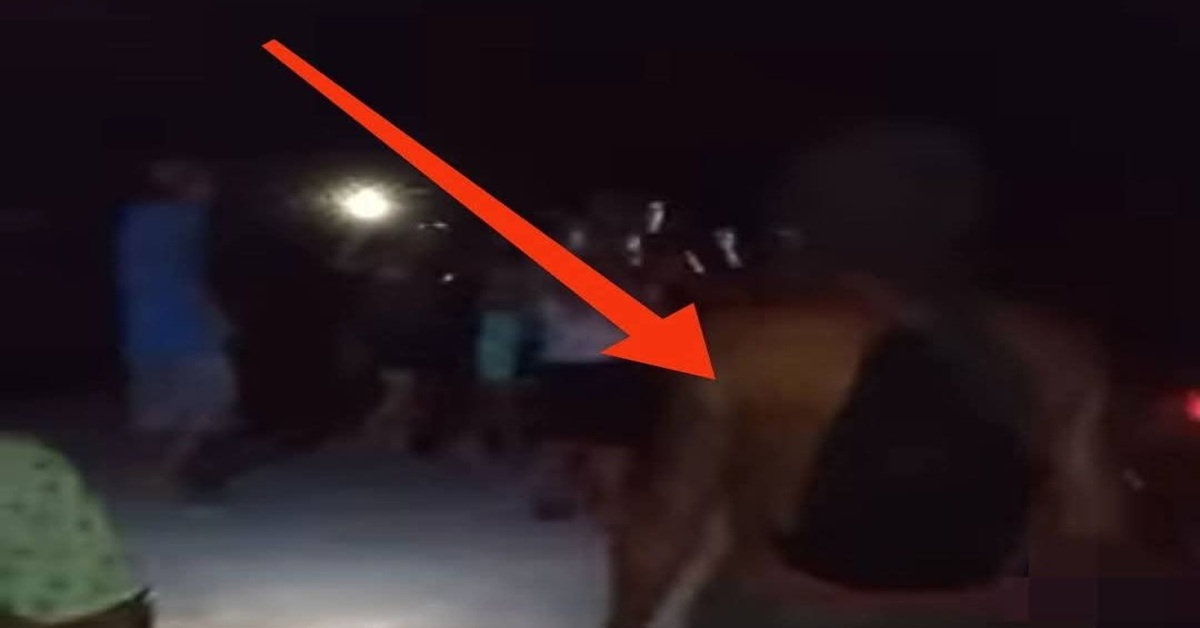 En la foto, el hombre con la mochila