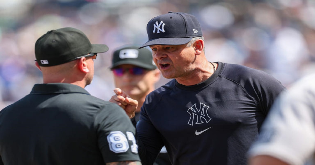 En la foto, el manager de los Yankees discute un conteo a un árbitro