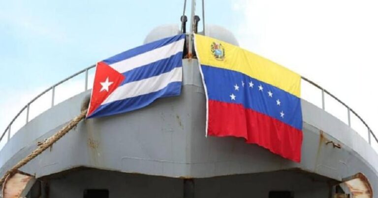 En la foto, un barco con bandras de Cuba y Venezuela