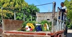 En la foto, En tierro en Cuba en un camión