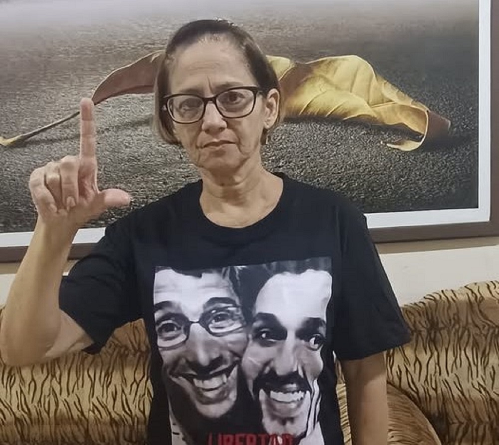 En la foto, una madre cubana reclama la libertad de sus hijos presos políticos