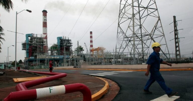 En la foto, una termoeléctrica cubana