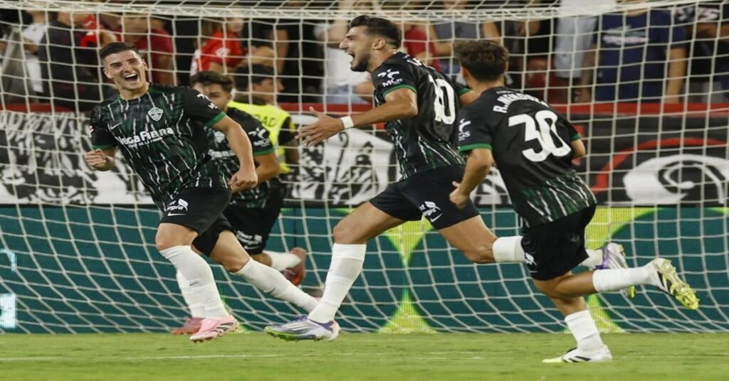 En la foto, el Elche celebra un gol ante el Sevilla