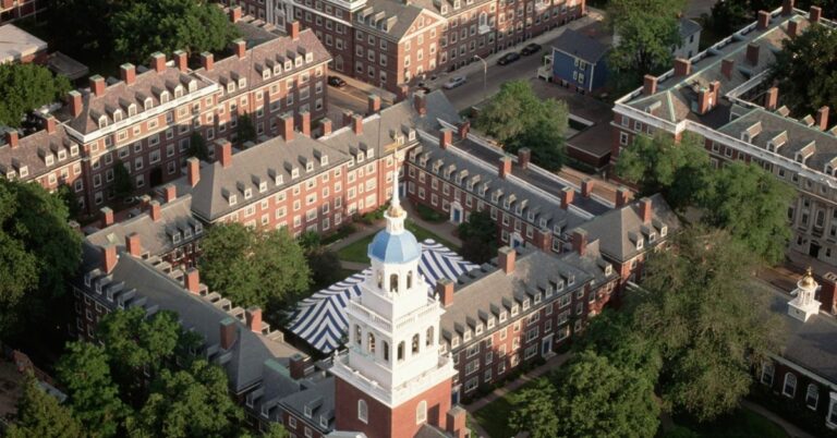 En la foto, la Universidad de Harvard