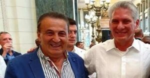 En la foto, el autor del atropello con Miguel Díaz-Canel