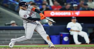 En la foto, Yainer Díaz decide para los Astros