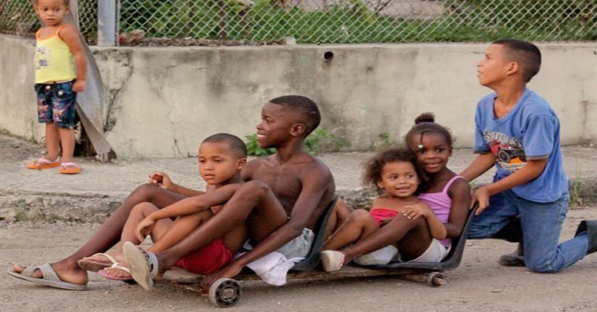 En la foto, niños cubanos, demasiado delgados