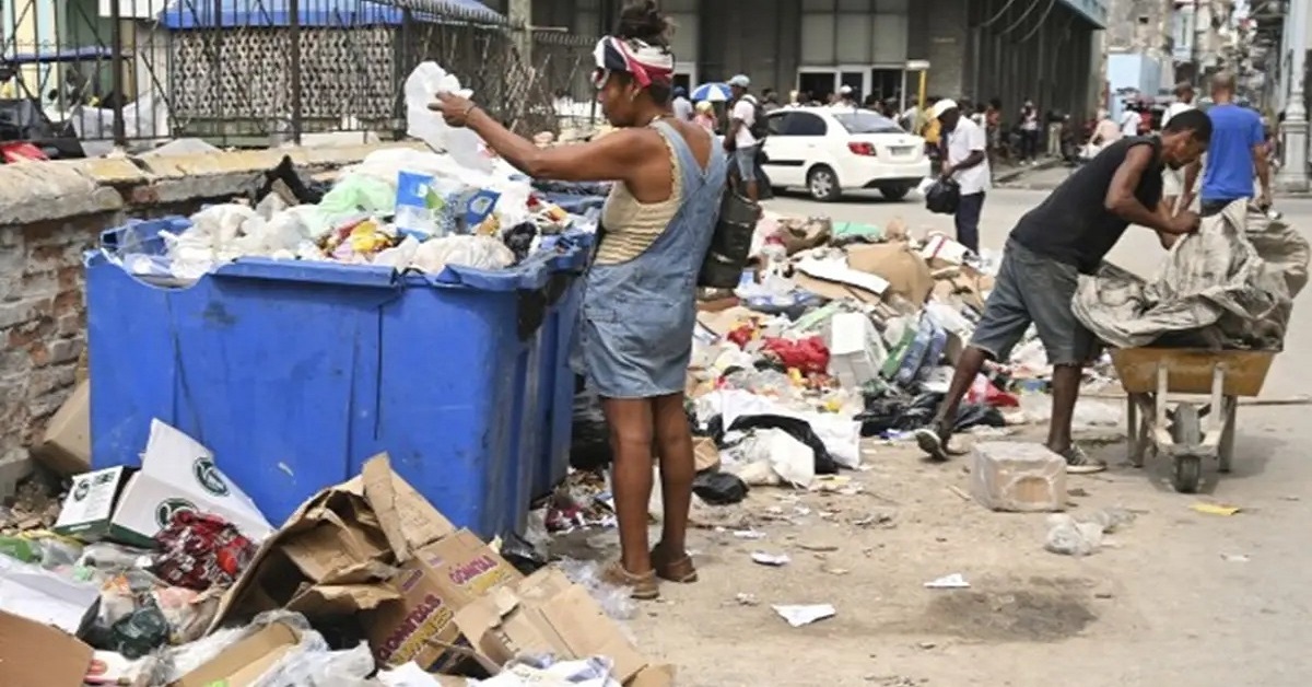 En la foto, cubanos que sobremueren