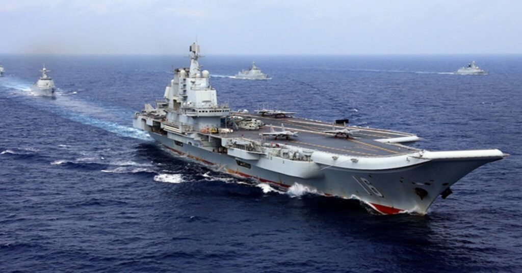 Nuevo portaaviones de China cruza el estrecho de Taiwán por primera vez 2 En la foto, portaviones chino