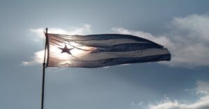 En la foto, una bandera cubana a contraluz