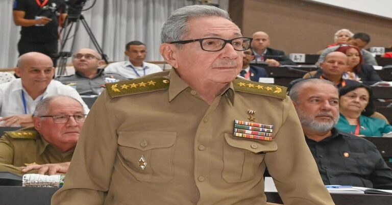 En la foto, Raúl Castro