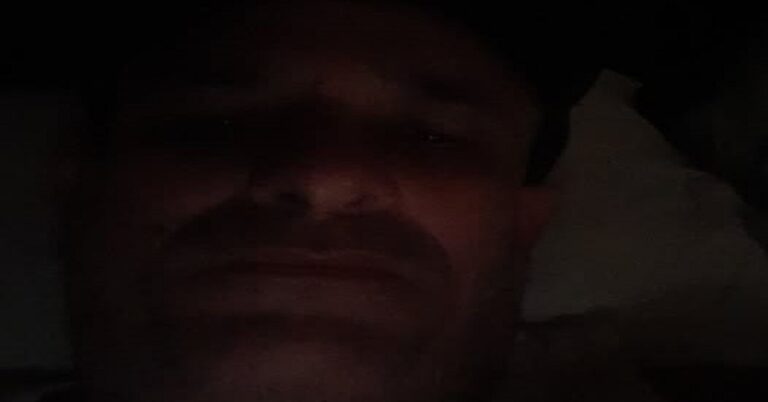 En la foto, la imagen de un hombre en penumbras