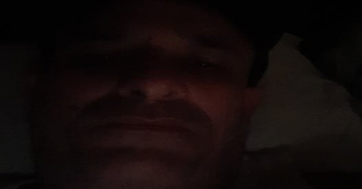 En la foto, la imagen de un hombre en penumbras