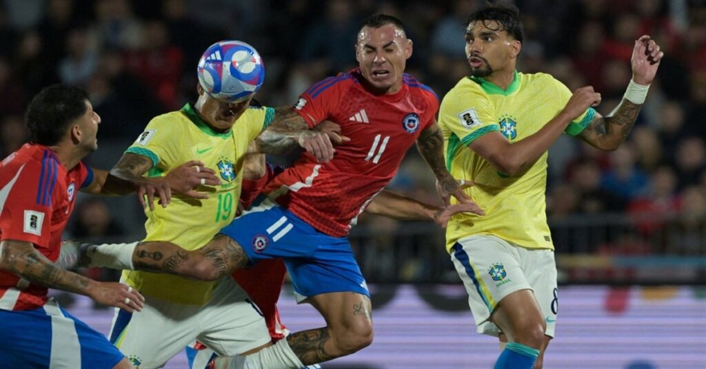 En la foto, momentos del partido entre Brasil y Chile