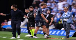 En la foto, Dean Huijsen abandona el campo tras recibir tarjeta roja