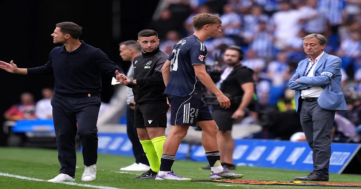 En la foto, Dean Huijsen abandona el campo tras recibir tarjeta roja