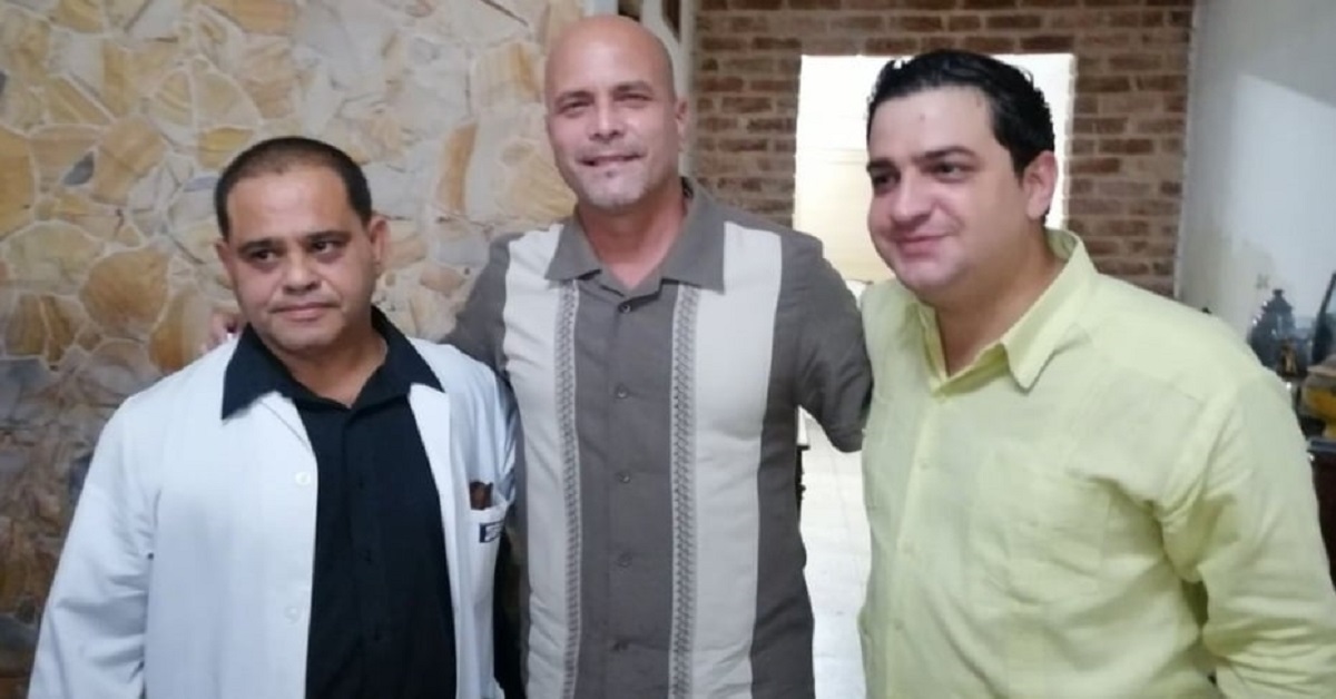 En la foto, cbivatos al servicio del gobierno cubano