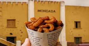 En la foto, un cucurucho con el Moncada de fondo