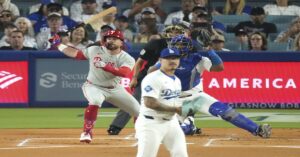 En la foto, Kyle Schwarber conecta jonrón