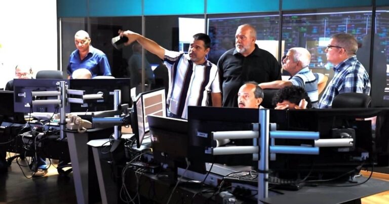 En la foto, Marrero con los dirigentes de la Empresa Eléctrica