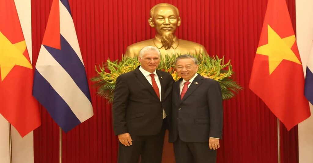 En la foto, los dirigentes de Cuba y Vietnam