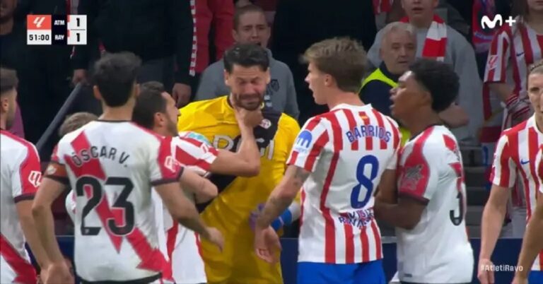 En la foto, momento en el que Koke agarra por el cuello al portero del Rayo Vallecano