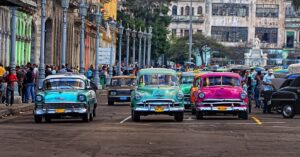 En la foto, autos antiguos en Cuba