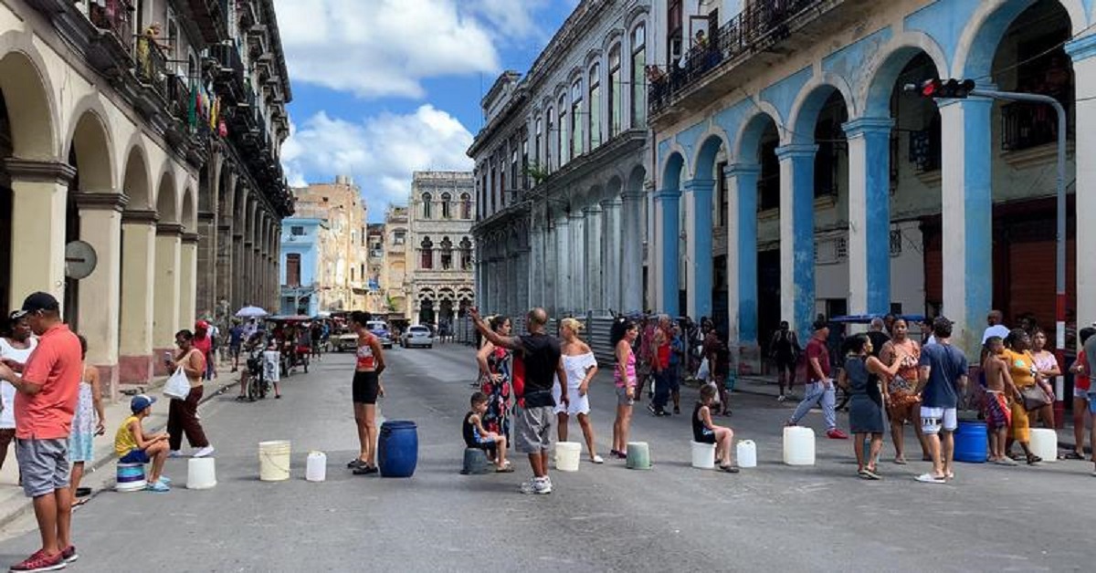 En la foto, mujeres bloquean calle de La Habana por falta de agua