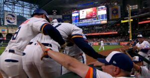 En la foto, Yordan Álvarez es auxiliado al entrar al dogout tras lesionarse