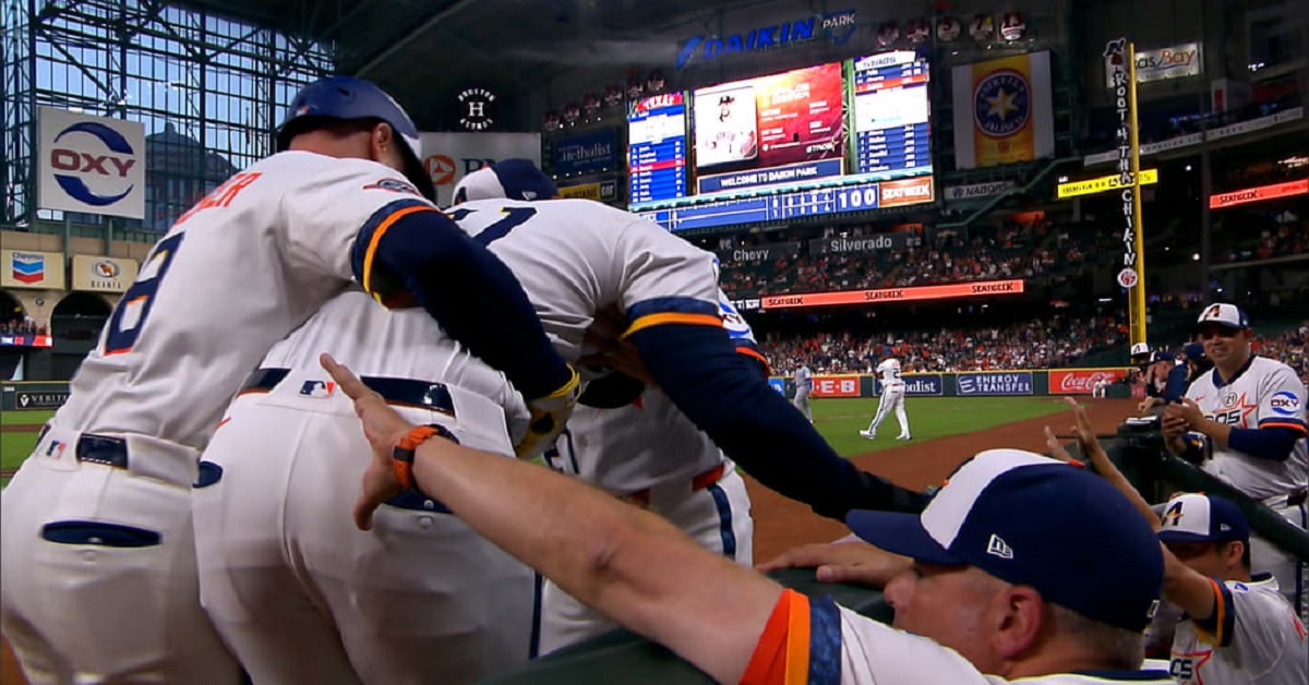 En la foto, Yordan Álvarez es auxiliado al entrar al dogout tras lesionarse