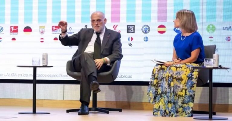 En la foto, Javier Tebas durante la entrevista