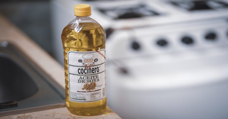 En la foto, una botella de aceite de la que se vende en Cuba