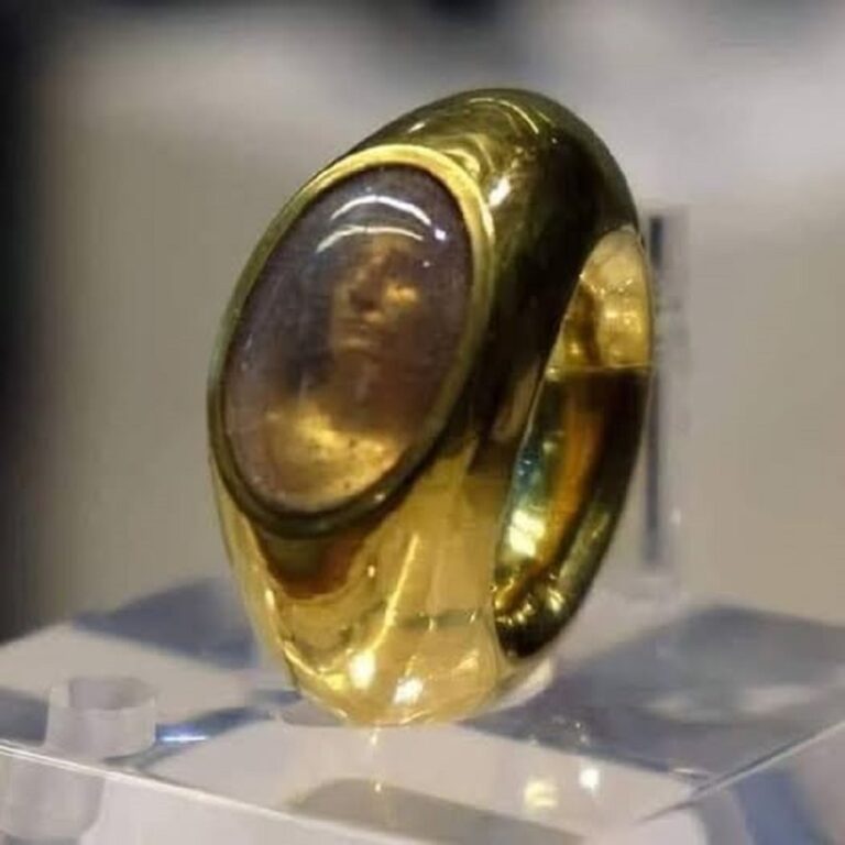 En la foto, el anillo de Carvilio