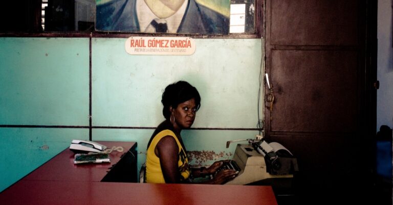 En la foto, una trabajadora cubana