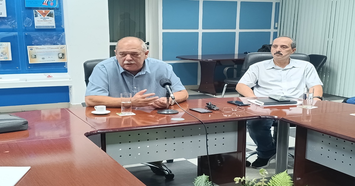 En la foto, el ministro cuano de Energía y Minas