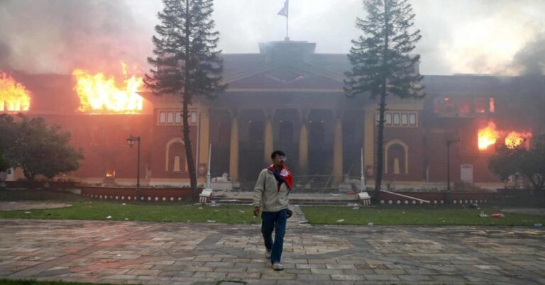 En la foto, imágenes de los incendios en Nepal
