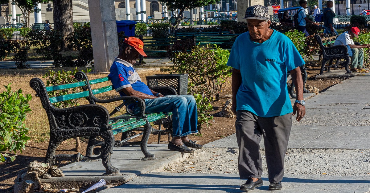 En la foto, ancianos en la pobreza en Cuba