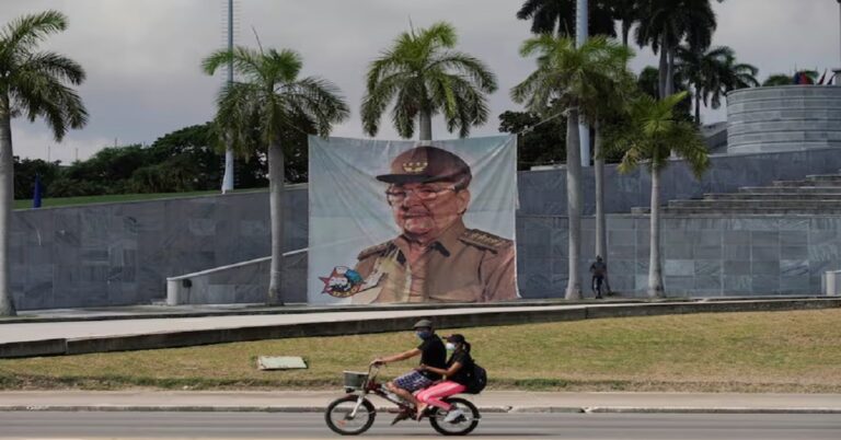 En la foto, una tela con una foto de Raúl Castro en La Habana