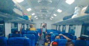 En la foto, un coche del tren varado