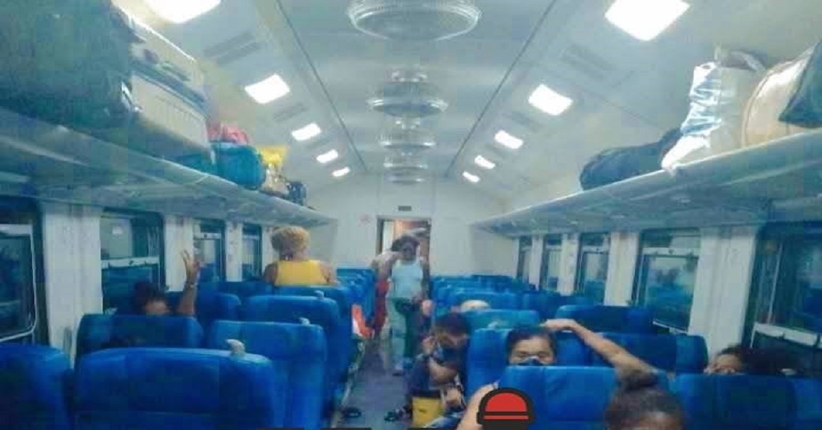 En la foto, un coche del tren varado