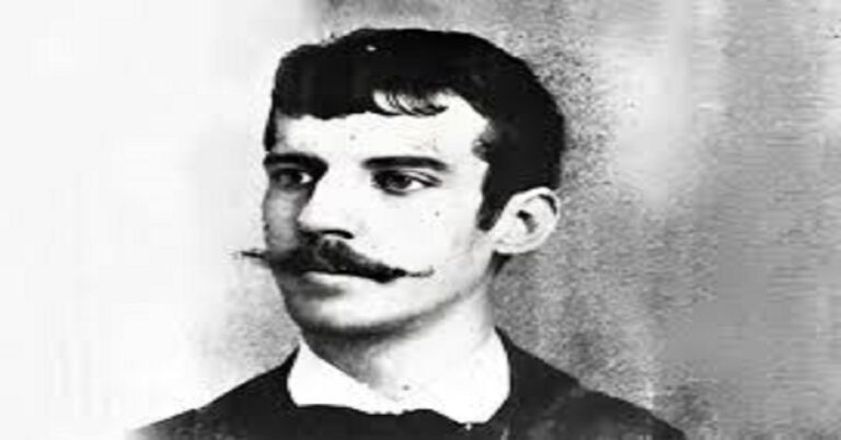 En la foto, un dibujo de Julián del Casal