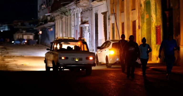 En la foto, una escena cotidiana en la Cuba actual