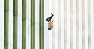 Em la foto: El Hombre que cae