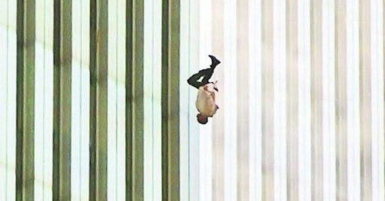 Em la foto: El Hombre que cae